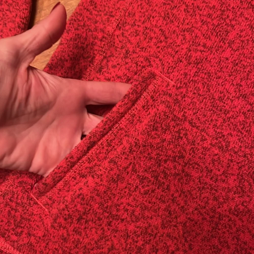 Like new The North Face pullover hoodie - Picture 5 of 16